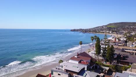 Impresionante-Toma-Aérea-De-Laguna-Beach,-Casas-Frente-A-La-Playa-De-California-Con-Vistas-Al-Cristalino-Océano-Pacífico-En-Un-Día-Soleado