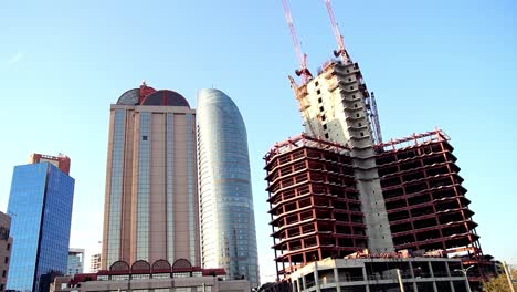 ciudad que viaja independientemente entre edificios de vidrio edificio y cielo soleado 2