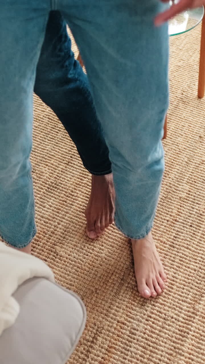 una pareja feliz bailando en casa.