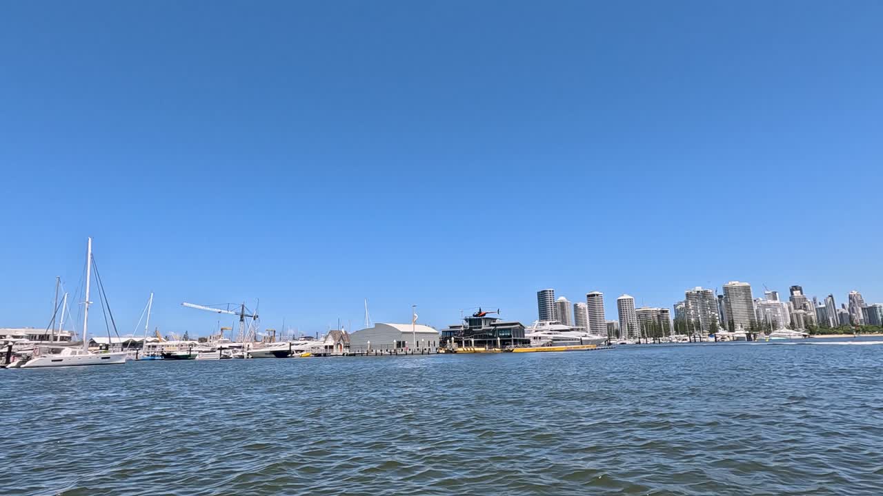 헬리터가 골드코스트 마리나에서 이륙합니다.