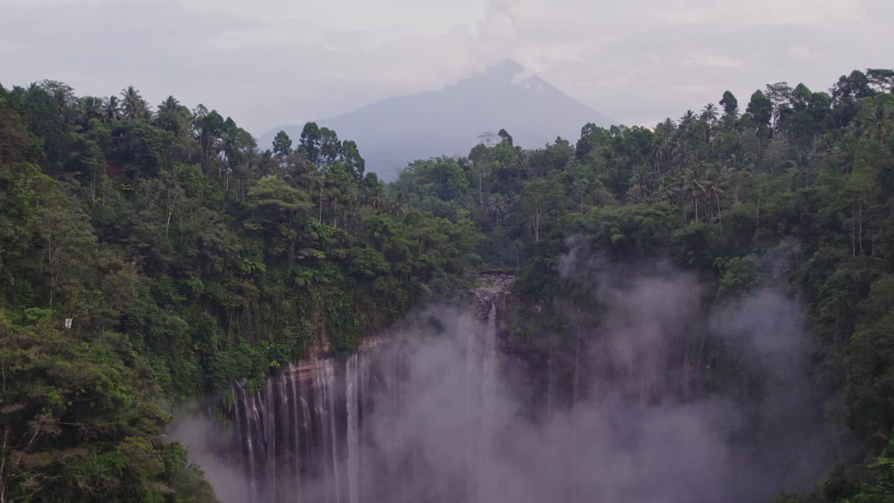 mágicas mil cascadas en la selva tropical de indonesia con volcán semeru, antena