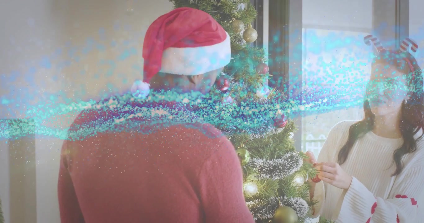 Coppia che sceglie le palline mentre decora l'albero di Natale in soggiorno, generando scintille animate.