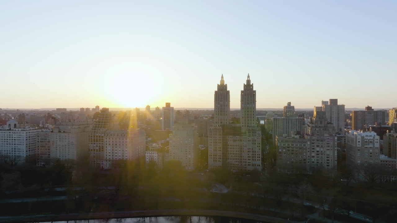 Vista aérea da paisagem urbana de Carnegie Hill, pôr do sol em Nova York, EUA - tomada de drone com rastreamento.