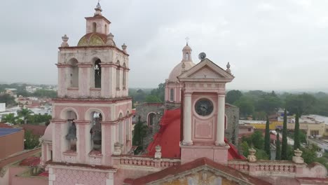 vista aérea de la iglesia en tequisquiapan, méxico