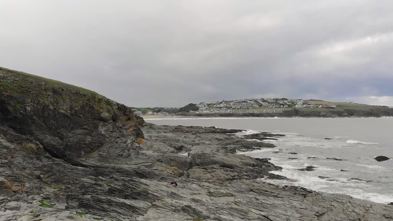 воздушный снимок разбивающихся волн в пентир-пойнт недалеко от пляжа ползеат, показывающий впечатляющую береговую линию