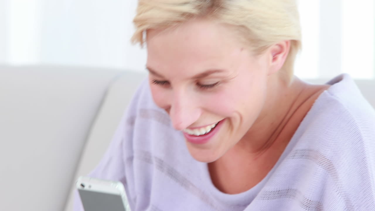 휴대전화를 사용하는 예쁜 금발 여자