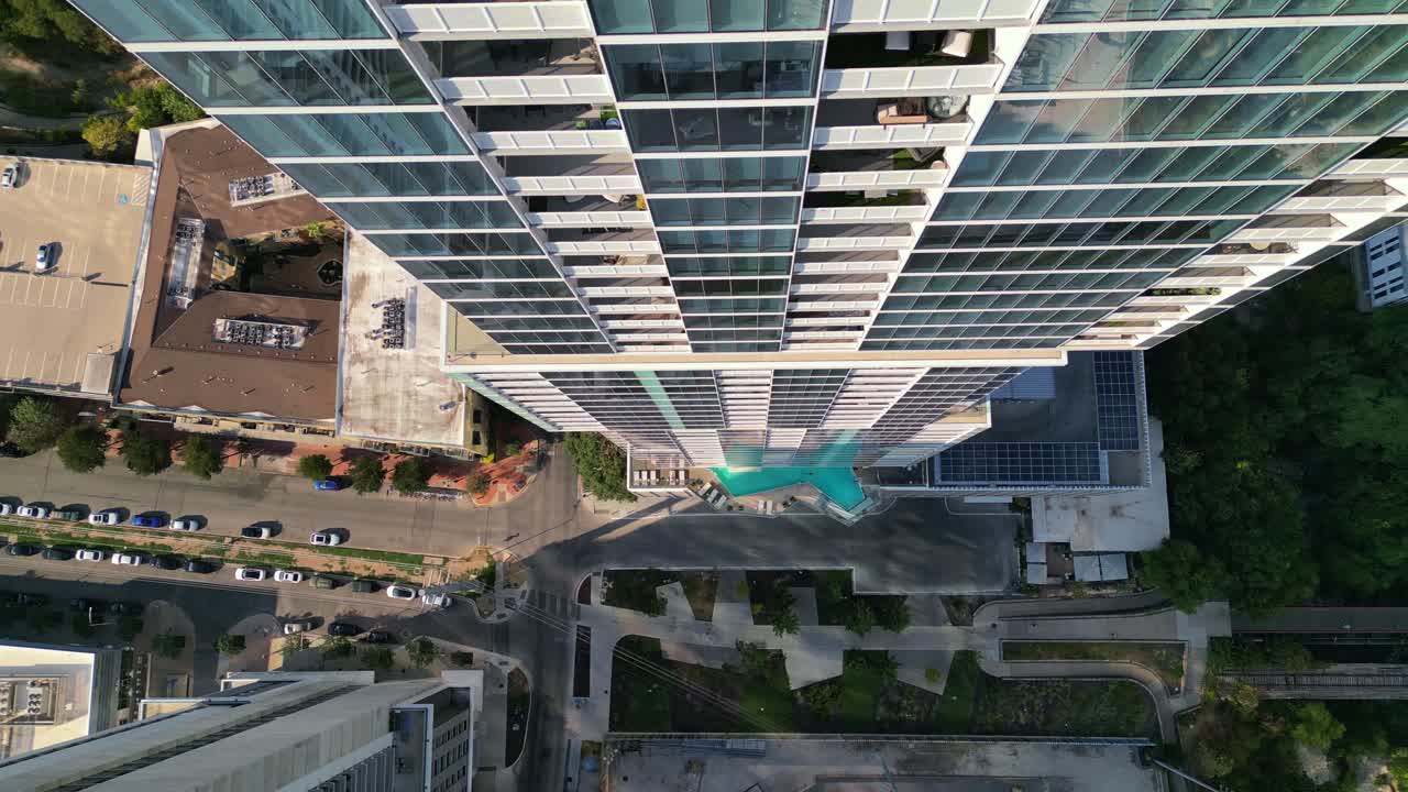 mirando hacia abajo en la avenida oeste mientras desciende por el lado de la independiente