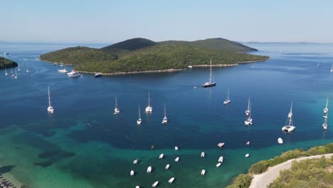 barcos navegan cerca de la costa de syvota y la isla verde en el mar jónico en epirus, grecia - aero