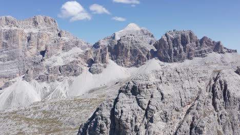 Toma-Cinematográfica-De-Drones-Que-Muestra-Montañas-Gigantes-En-El-Parque-Natural-De-Fanes-En-Italia,-Europa---Hermoso-Día-Soleado-Sobre-Las-Montañas