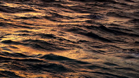 El-Cielo-Invisible-De-La-Hora-Dorada-Ilumina-La-Superficie-Del-Agua-Del-Océano-De-Indonesia