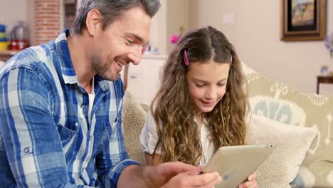 Lächelnder-Vater-Und-Tochter-Mit-Tablet