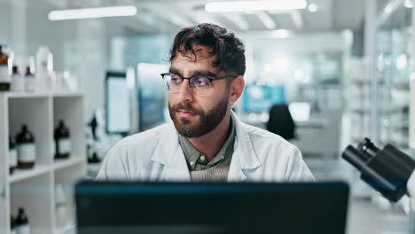 científico trabajando en un laboratorio