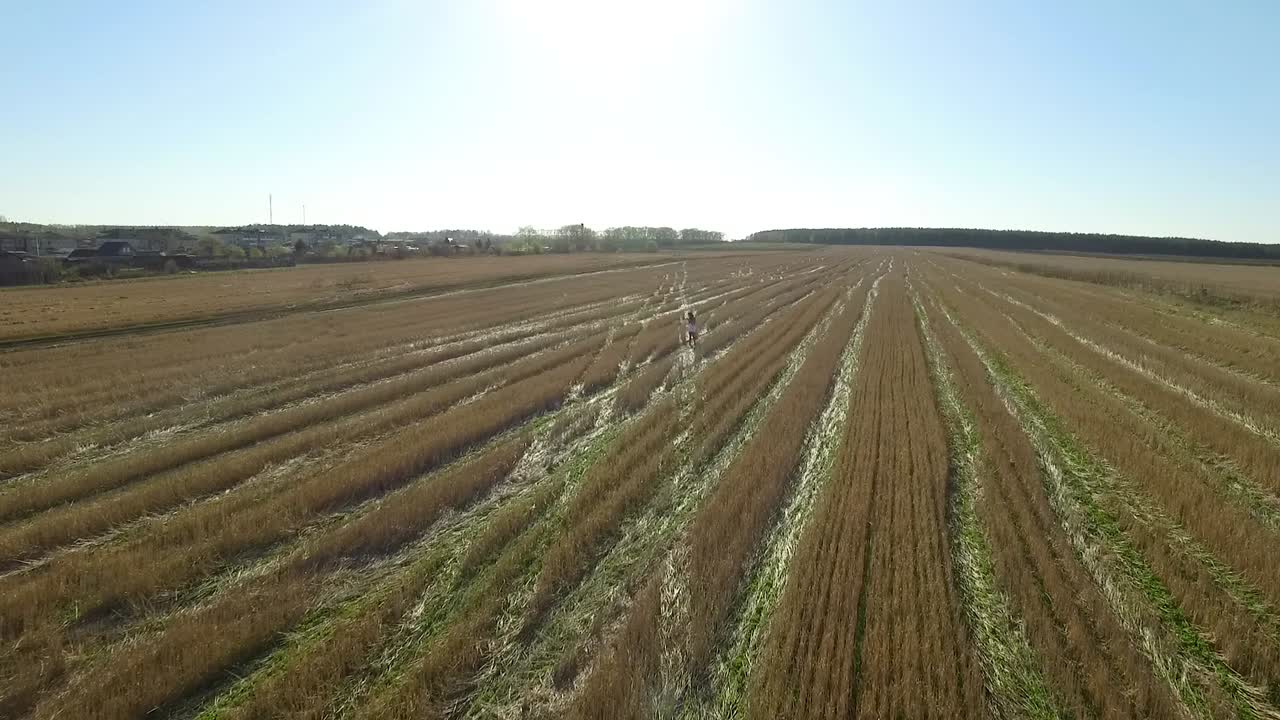 황금 을 고 있는 사람