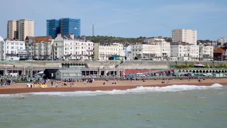 paisaje urbano costero con playa y edificios