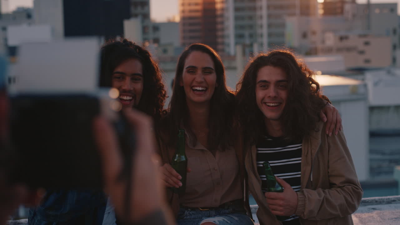 amigos felices pasando el rato en la azotea posando para una foto joven usando una cámara polaroid fotografiando una fiesta de fin de semana al atardecer