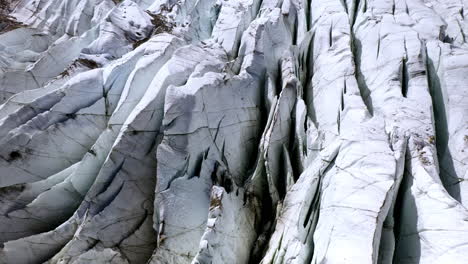 drohnenschuss über gletscher bei fairy meadows pakistan, filmische weitwinkelaufnahme