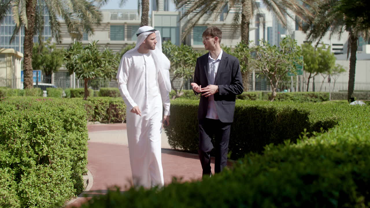 두 사람이 사업에 대해 이야기하고 있습니다.