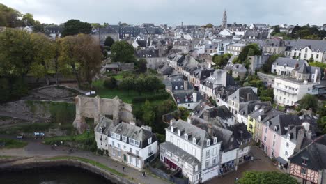 Drohne-Schwenkt-über-Die-Atemberaubende-Stadt-Auray-In-Frankreich