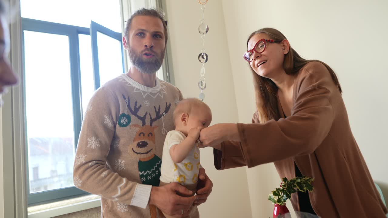 아기 와 함께 가족 모임