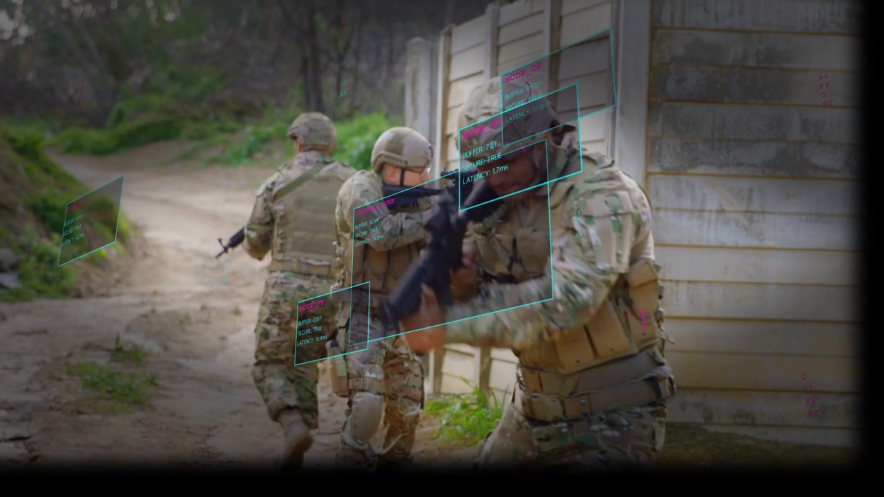 Team militare che avanza lungo un muro di legno dopo che l'elemento di testa ha interrotto il contatto, con HUD che traccia i fucili che sgombrano l'area.