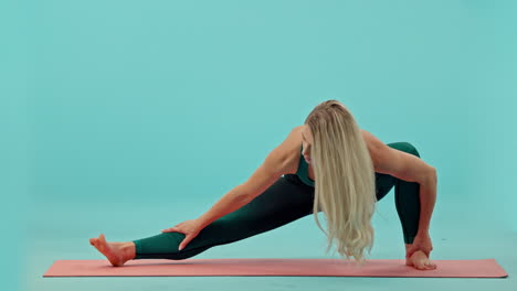 fitness, mulher e ioga esticando no estúdio