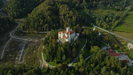 Vista-Aérea-Del-Castillo-De-Trakoscan-En-Zagorje,-Croacia---Disparo-De-Drones