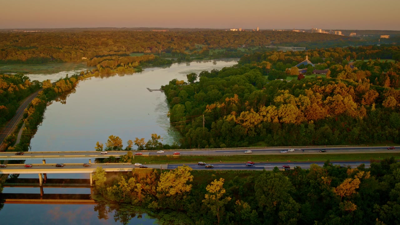 Vista aerea di pendolari che attraversano un ponte nebbioso all'alba vicino ad Ann Arbor, Michigan.