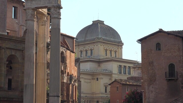 Antiche rovine romane e la Grande Sinagoga di Roma