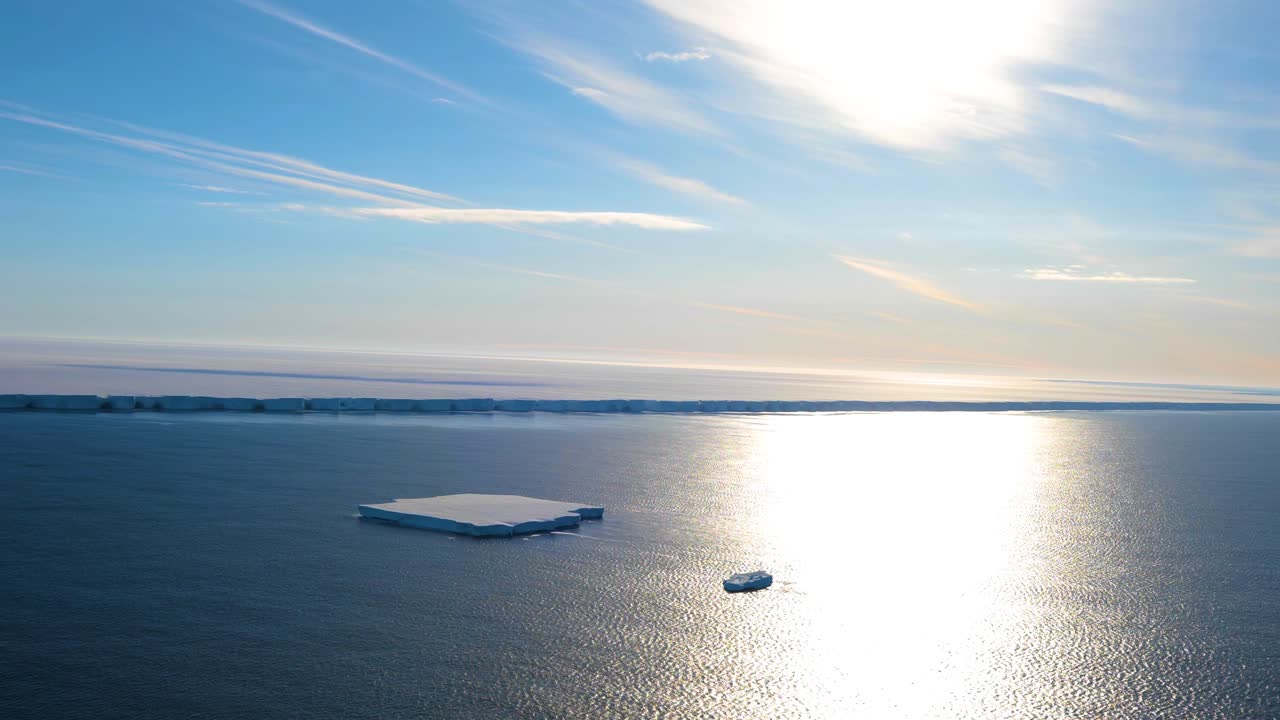 헬리터 에서 볼 수 있는 남극 빙판 과 표형 빙산