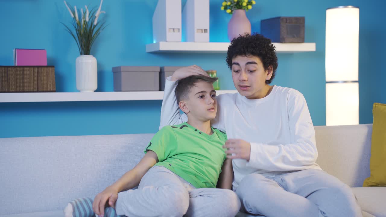 두 남동생이 대화하고 있습니다.