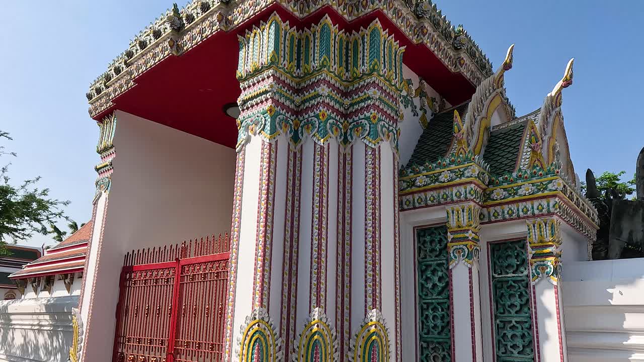 태국 방에 있는 복잡한 사원 건축물