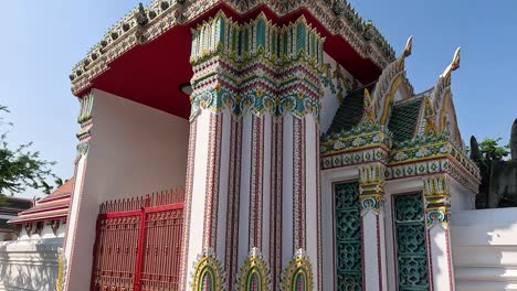 arquitectura intrincada del templo en bangkok, tailandia