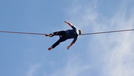 hombre relajándose en una cuerda apretada 4k