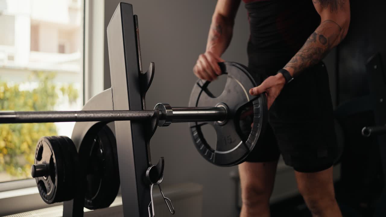 체육관 에서 무게 를 들어 올리는 남자