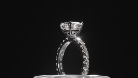 hermoso anillo de diamantes girando contra un fondo de estudio negro