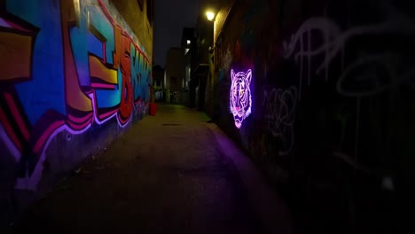 graffiti de tigre de neón en un callejón de la ciudad por la noche