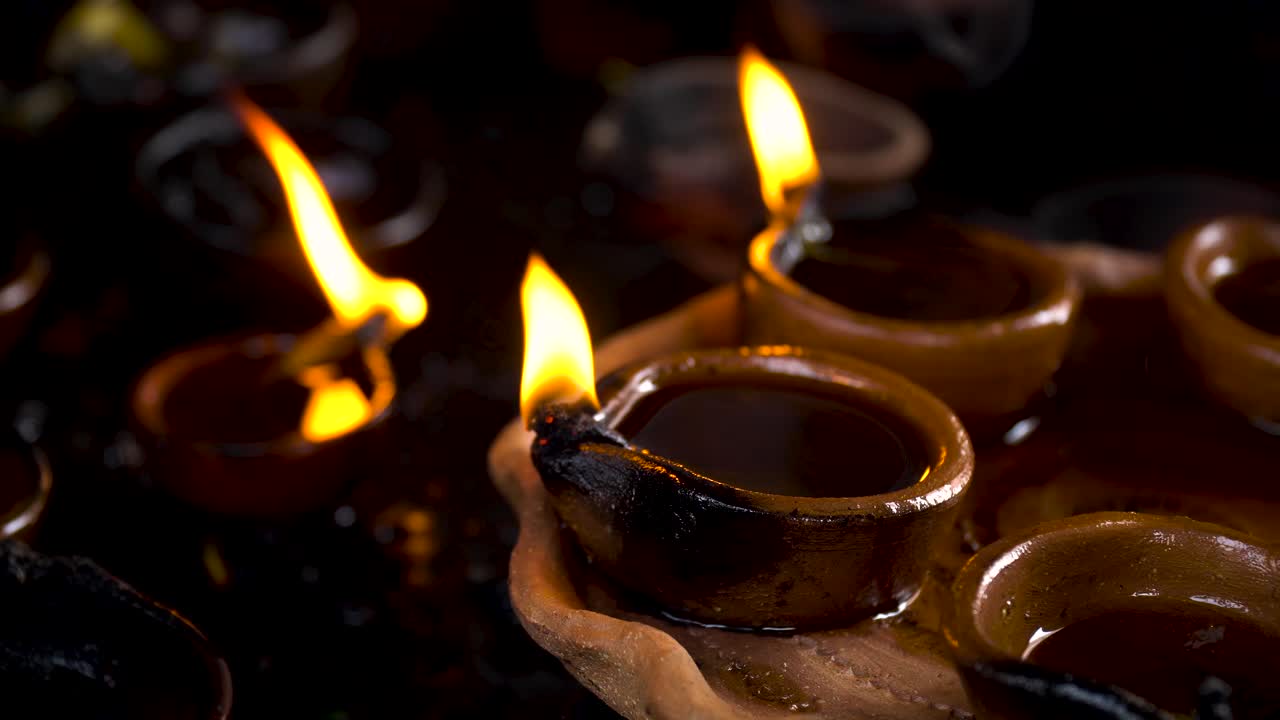 Primo piano di Diyas, vasi di terracotta riempiti con olio e stoppini di cotone.