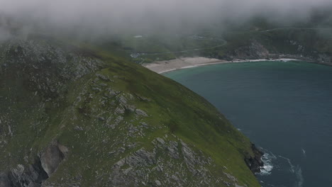 Vista-Aérea,-Volando-Sobre-La-Cabeza-De-Moyteoge-Y-Acercándose-A-La-Bahía-De-Keem-En-La-Isla-De-Achill,-Hermoso-Paisaje-Irlandés-En-La-Costa-Oeste-De-Irlanda