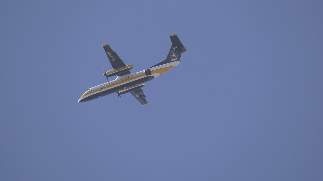 avión volando alto por encima de la ciudad