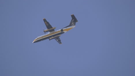 avión volando alto por encima de la ciudad
