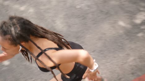 vista de alto ángulo de mujer afroamericana corriendo en la ciudad 4k
