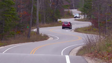 Los-Autos-Viajan-Por-Una-Carretera-Con-Curvas-Y-Sinuosas