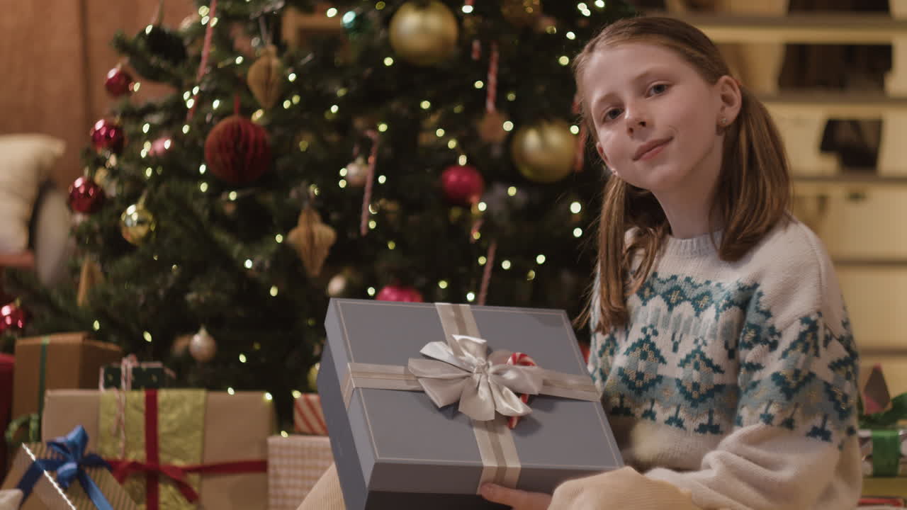 크리스마스 선물을 받은 소녀