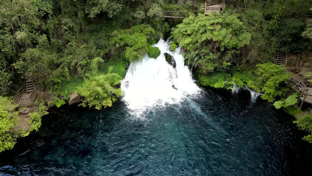 Orbita aerea degli Ojos del Caburgua nel Cile meridionale - ripresa con drone