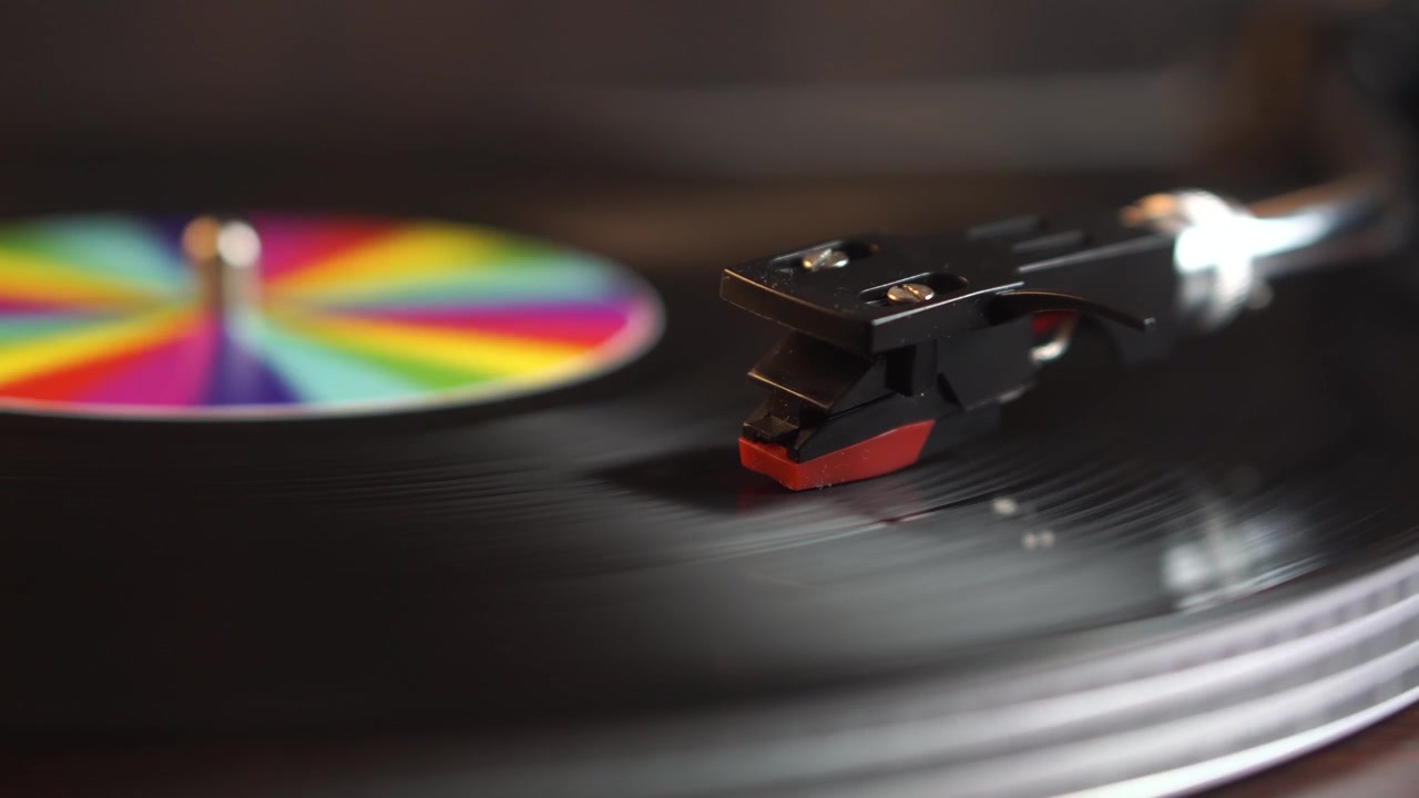 Riproduzione di disco in vinile, media audio vintage su giradischi, primo piano