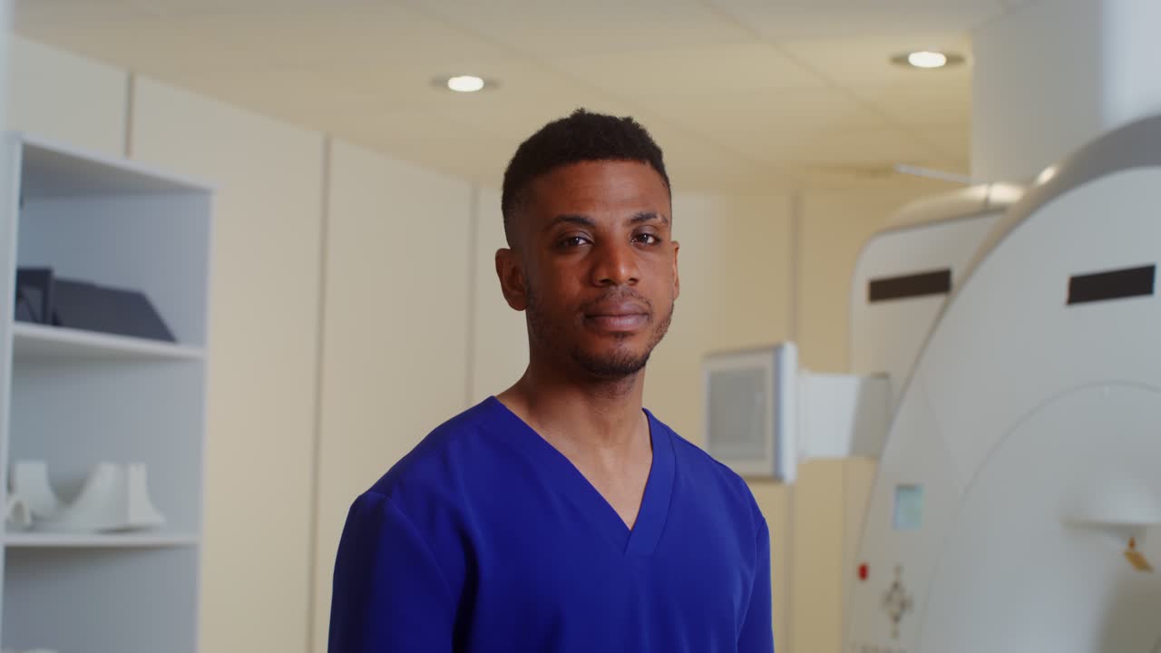 retrato de un profesional de la salud en un centro médico moderno