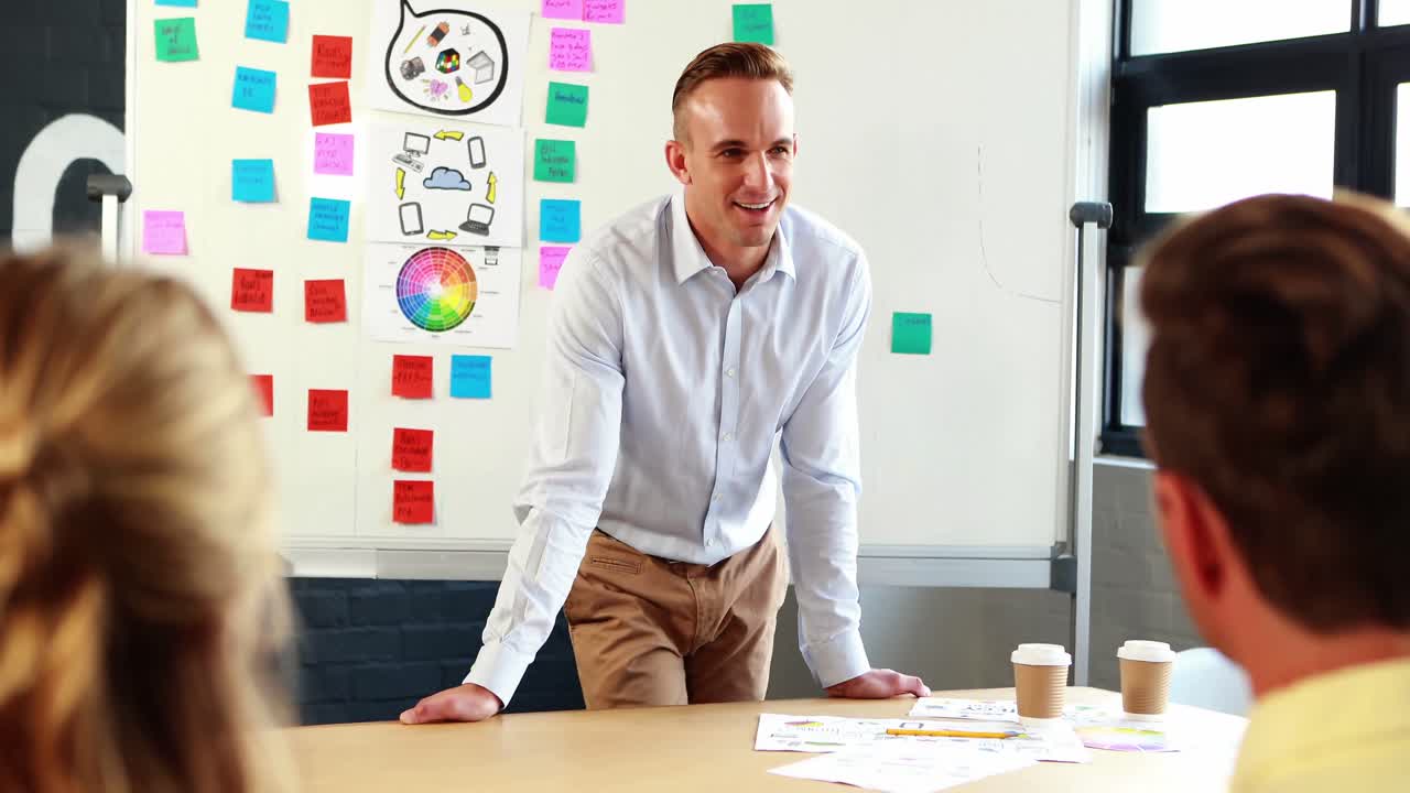 hombre de negocios interactuando con sus compañeros de trabajo