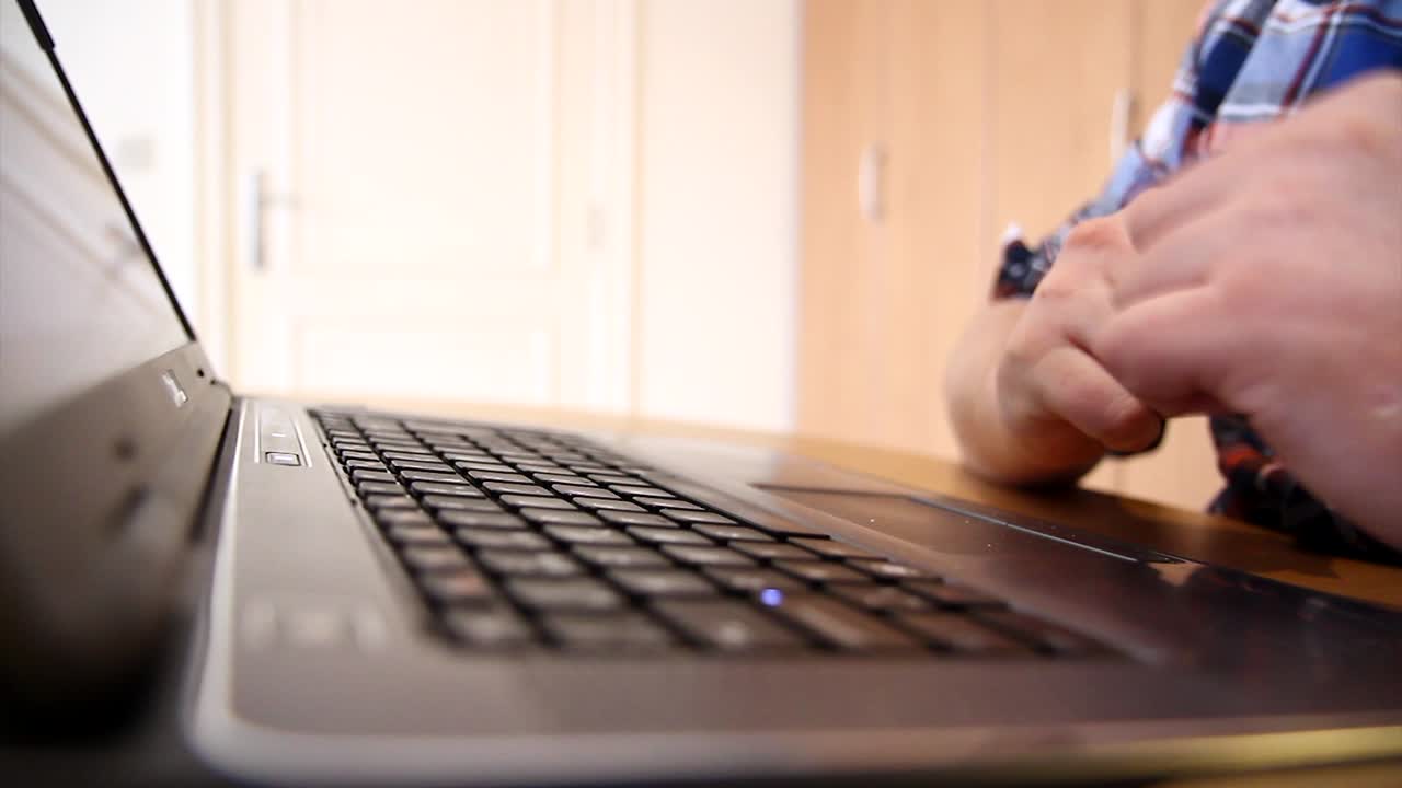 hombre escribiendo enojándose error