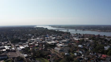 Wide-descending-aerial-shot-of-the-quaint-town-of-Natchez,-Mississippi