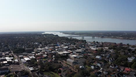 amplia toma aérea descendente de la pintoresca ciudad de natchez, mississippi